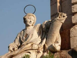 desolate Heiligenfigur an der San Rafael-Säule vor der Mezquita-Kathedrale