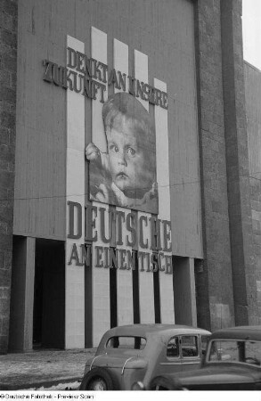 Propaganda-Plakat der Nationalen Front an einem Gebäude