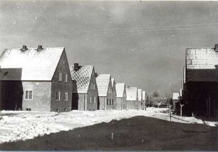 Häuser mit Schnee bedeckt. (vielleicht Memelstraße)