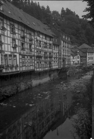 Monschau: Fachwerkhäuser an der Rur