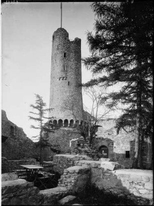 Weinheim Burg Windeck Innenhof - Blick auf den Bergfried