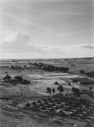 Lager italienischer Kolonialsoldaten : Blick auf ein Lager italienischer Kolonialsoldaten bei der Stadt Asmara