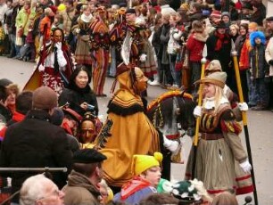 Rottweiler Narrensprung : Der größte und traditionsreichste Narrenumzug Baden - Württembergs wird in Rottweil dreimal im Jahr veranstaltet, am Fasnetsmontag und am Fasnetsdienstag. Tausende Narren ziehen durch die Stadt, auch Kleinkinder werden schon mit Masken verkleidet. Bild: Narren vor einer steinernen Madnonna. Aufgenommen am Fasnetsdienstag 2008. Foto Uwe Gerig.