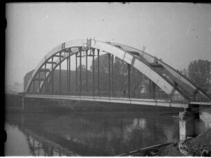 Heilbronn, Salzhafenkanalbrücke: Einschwimmen des Überbaus