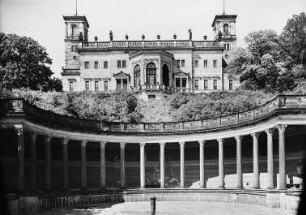 Dresden. Schloß Albrechtsberg. Gartenseite, Terrassenanlage, Blick zum Schloß