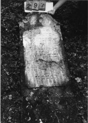 Grabstein 297 (Index: 99791390) Maße HxBxT: 145x50xo.A. cm: Grabstein 297