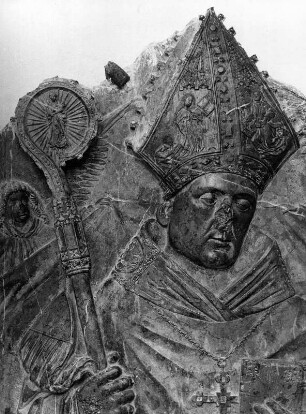 Grabplatte für einen Bischof : Grabplatte für einen Bischof. Metall. Bruststück. Auhausen (Kreis Donau-Ries), Ehemalige Benediktiner-Klosterkirche Sankt Maria