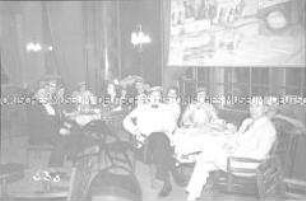 Abendgesellschaft im Salon des Hochseepassagierdampfers "Bremen", Burschenschaft