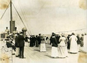 Touristen auf dem Sonnendeck eines Passagierdampfers : Bordaufnahmen. Touristen auf dem Sonnendeck eines Passagierdampfers