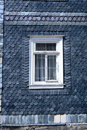 Fenster in Schieferfassade