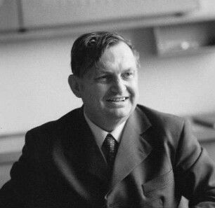 Dresden-Räcknitz, Haeckelstraße 20. Institut für Tieftemperaturphysik der Deutschen Akademie der Wissenschaften zu Berlin. Direktor Prof. Dr. Ludwig Bewilogua an seinem Schreibtisch