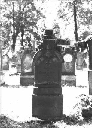 Grabstein 218 (Index: 99788233) Material: Sandstein Zustand: zerbrochen und repariert, stärker verwittert im oberen Teil, Aufsatz fehlt Maße HxBxT: 164x54x18 cm Symbolik: Vierpaß: Grabstein 218