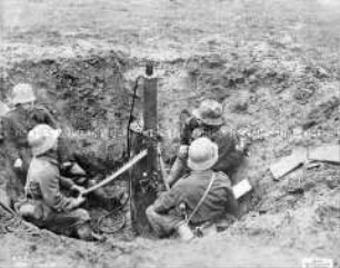 Deutsche Soldaten mit MG in Flandern