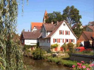 Rieden-Ansicht von Süden mit Kirche (Gotischer Neubau auf Romanischem Vorgänger) in erhöht liegendem Kirchhof über dem Ort