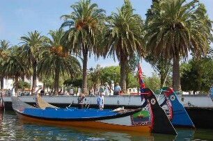 Bemalte Boote in Aveiro : Große, bunt bemalte Boote befördern Touristen auf Kanälen durch die Lagunenstadt Aveiro, aufgenommen 2006