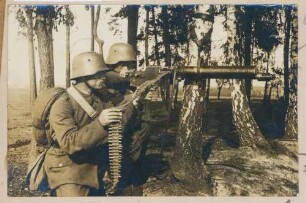 Foto von zwei Soldaten mit dem Maschinengewehr 08/15