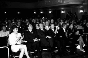 22. Tagung 1972 Mediziner; Eröffnung, Sitzreihen: 1. Reihe: Frau Steurer, H. Keßler, Willy Brandt, Oberbürgermeister Steurer, Ph. Held, [Frau Held ?]; 2. Reihe: Lady Krebs, rechts hinter Willy Brandt: Carl F. Cori