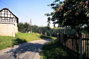 Dorfstraße, Weg, Scheune und Kirschbaum