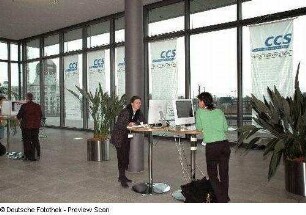 Tagungsteilnehmer informieren sich im Foyer