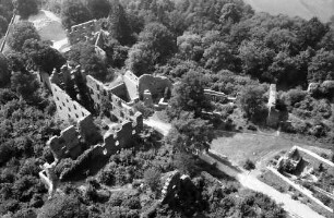 Singen: Hohentwiel, Ruinen der Kellereigebäude von oben