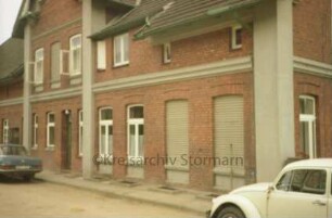 Eichede: Kirchenstraße: Bauernhaus: Traufseite mit Lisenen: von rechts Wohtrakt, Zwerchgiebel und Tür, Wirtschaftstrakt