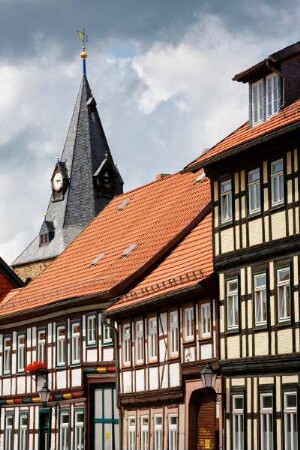 Deutschland. Sachsen Anhalt. Wernigerode. Altstadt. Häuserzeile und Stadttor