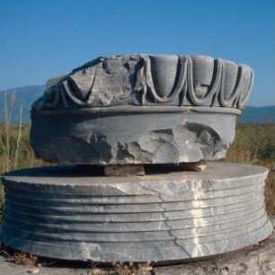 Samos. Heraion. Spira und Innensäulenkapitell vom Rhoikos-Tempel, wiederverwendet in den Fundamenten des spätarchaischen Hera-Tempels