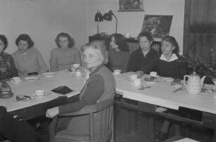Feier zum Internationalen Frauentag im Henschel-Verlag : Mitarbeiterinnen des Verlags während der Feier