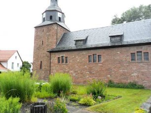 Heimboldshausen - Langhaus und Turm von Norden über Kirchhof