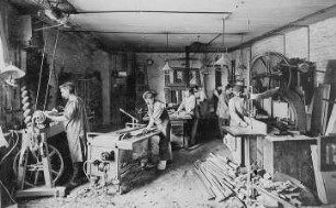 Holzbearbeitungsmaschine in einer Möbelfabrik : Technikgeschichte | Industrie und Technik | Metall- und Holzbearbeitung
