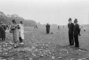London, Parkbesucher im Hyde Park. Distanzierte Begegnung mit zwei Bobbies in klassischer Uniform
