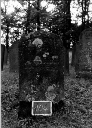 Grabstein 104 [Nir S. 88f. Nr. 9.12]