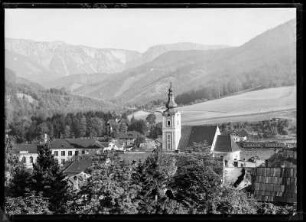 Österreich, Mürzzuschlag. Stadtteilansicht mit Stadtpfarrkirche gegen Schneealpe und Rax