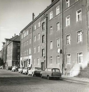 Dresden-Mickten, Rietzstraße 58/56 und Bunsenstraße 17. Wohnanlage (Wohnungsbaugenossenschaft "Vorwärts" der Konsumgenossenschaft Dresden; 1928). Straßenansicht von Ost-Südosten