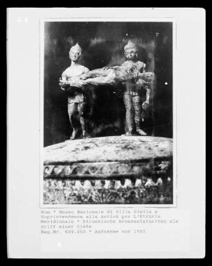 Etruskische Bronzestatuetten als Griff einer Ciste