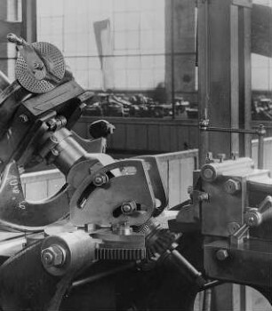Kegelradfräsmaschine : Technikgeschichte | Technologie | Eisen und Stahl | Werkzeug-Maschinenfabrikation