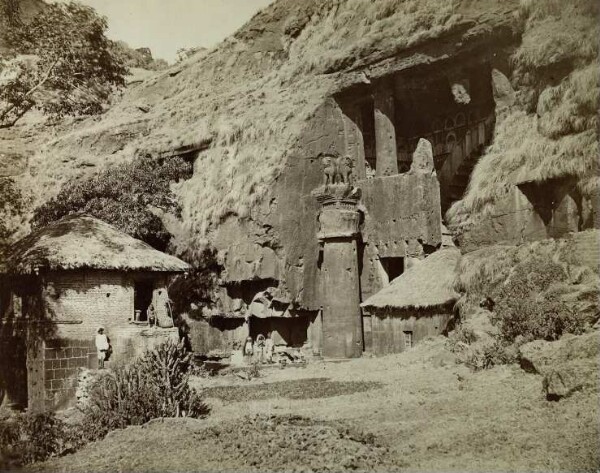 Grottes de Carlee ("Caves of Karlie", the approach)