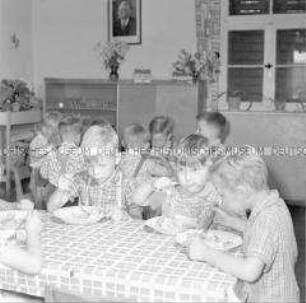 Schulkinder der LPG "W. I. Lenin" Marzahna beim Mittagessen