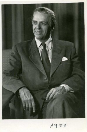 Porträt Tino Pattiera : Porträt Tino Pattiera (1890-1966; Tenor). Fotografie (Weltpostkarte) von Grete Back. Dresden, Juli 1951