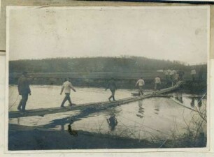 Foto einer passierbereiten Schnellbrücke bei Savigny-sur-Aisne