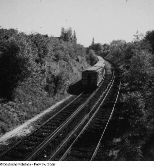 Berlin-Dahlem. U-Bahnzug auf oberirdischer Strecke am Bahnhof Dahlem-Dorf