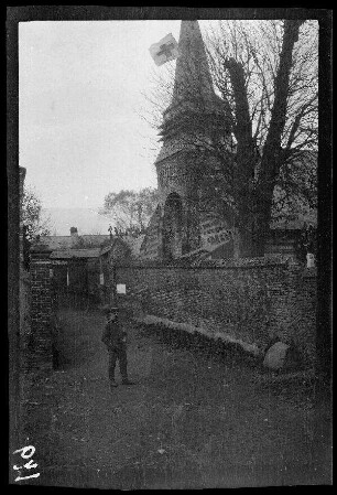 Fins (?) (Dep. Somme, Frankreich): "Kirche" (Distanzaufnahme)