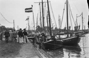 Lauterbach (Rügen). Hafen mit Segelbooten und Besuchergruppe