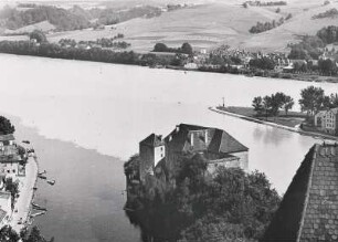 Bayern. Zusammenfluss von Ilz (vorn links - dunkles Wasser), Donau (helles Wasser) und darüber der Inn. In der Bildmitte die Veste Niederhaus, errichtet um das Jahr 1250