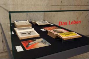 Ausstellung "Zeitgeist im Oktavformat. Illustrierte Magazine der 20er Jahre". 14.09.2013-19.11.2913. Vitrine "Das Leben"