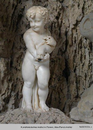 Stehender Putto mit Fisch (rechts) - Fontana della Grotta di Madama