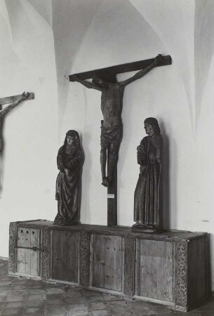 Kruzifix, rechts: trauernder Johannes von einer Kreuzigungsgruppe, links: trauernde Maria von einer Kreuzigungsgruppe