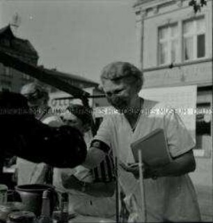 Am Marktstand des Deutschen Frauenwerks in Babelsberg