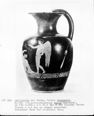 Attisch-rotfigurige Kanne (Oinochoe) — Stehender Eros vor sitzender Frau