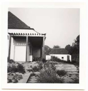 Garten am Landhaus van Beek am Seddiner See: Wohnhaus mit Pergola